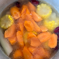 板栗胡萝卜玉米排骨汤的做法图解4