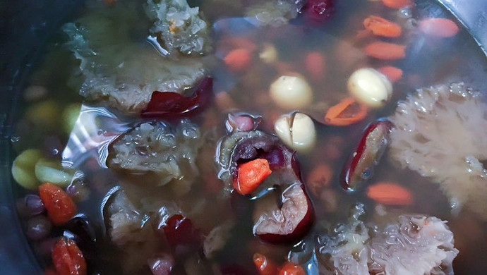 红枣莲子银耳羹