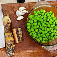 豌豆粒炒腊肠的做法图解1