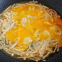 蒜香金针菇焖蛋的做法图解3