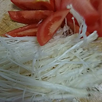 金针菇番茄炒鸡蛋的做法图解1