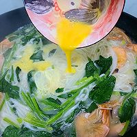#花式炖煮不停歇#菠菜鲜虾鸡蛋面的做法图解4