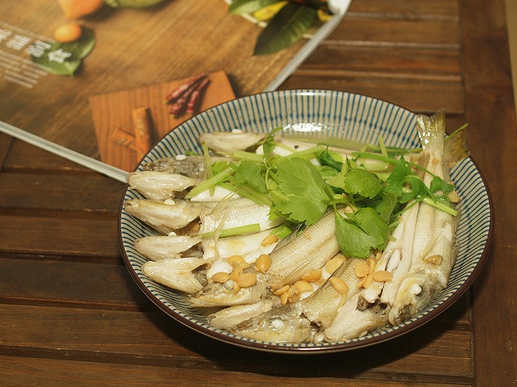 豆酱水煮沙尖鱼，传统的潮汕家常菜，更能品尝到鱼肉的鲜味的做法