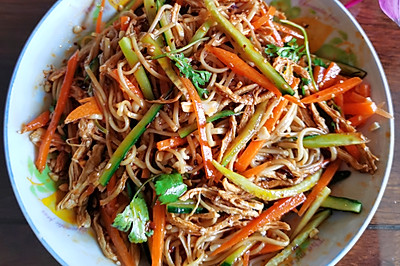 鸡丝凉面