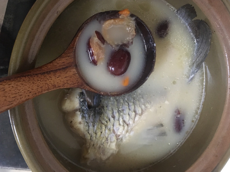 红枣枸杞鱼尾汤的做法