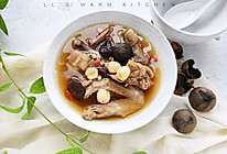黑蒜莲子薏米老鸭汤的做法