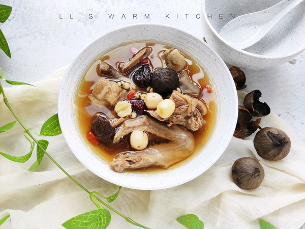 黑蒜莲子薏米老鸭汤