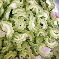 素炒苦瓜的做法图解1