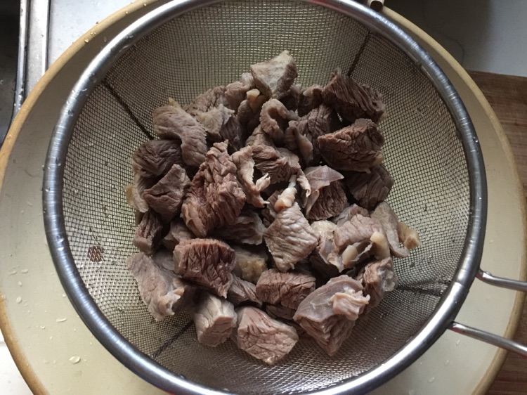 清炖牛腩～重点在蘸料的做法图解1