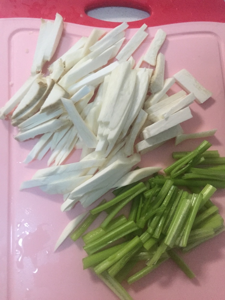 芹菜炒杏鲍菇的做法图解1