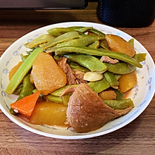 东北四季家常菜~大骨棒炖芸豆土豆