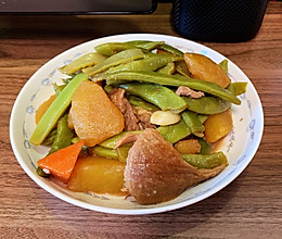 东北四季家常菜~大骨棒炖芸豆土豆