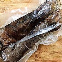 妈妈带来的美味——蒜苗炒腊猪舌的做法图解1