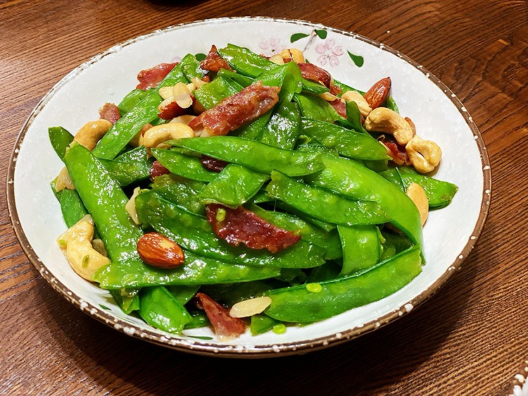 坚果腊肠荷兰豆的做法