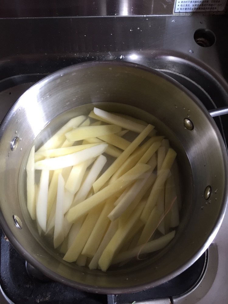 自制美味薯条的做法图解2