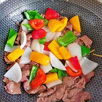 美味与颜值并存的:彩椒爆牛肉的做法图解14