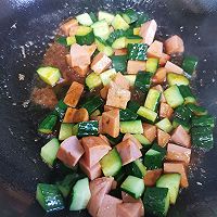 【八月家】3分钟超级快手菜——火腿肠炒黄瓜的做法图解3