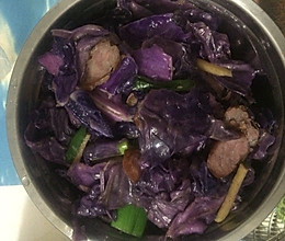 紫甘蓝炒脆皮肠的做法