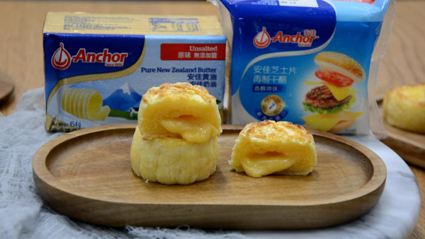 酥香松软的奶黄流心月饼