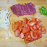 番茄滑蛋牛肉的做法图解1