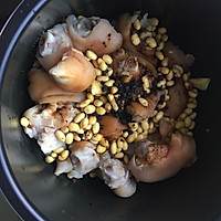 黄豆豆炖小猪蹄的做法图解3