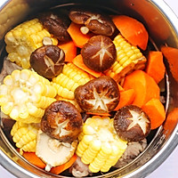 #夏天夜宵High起来！#香菇玉米胡萝卜排骨汤的做法图解10