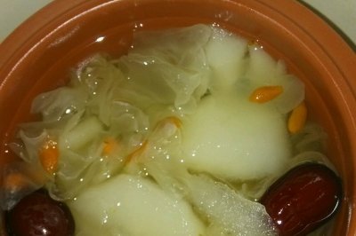 冰糖雪梨炖雪耳
