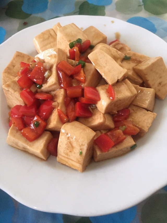 红椒粒炖煮白豆腐的做法