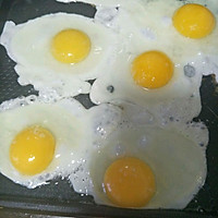 早餐糯米饭卷(蒸糯米，油条，煎蛋和炒的笋干)。的做法图解2