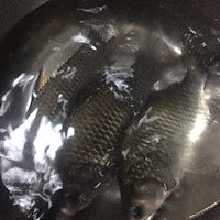 山药鲫鱼汤（甜）的做法图解1
