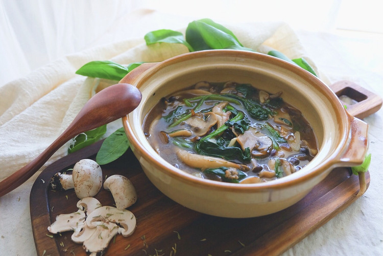 纯素蘑菇菠菜汤的做法