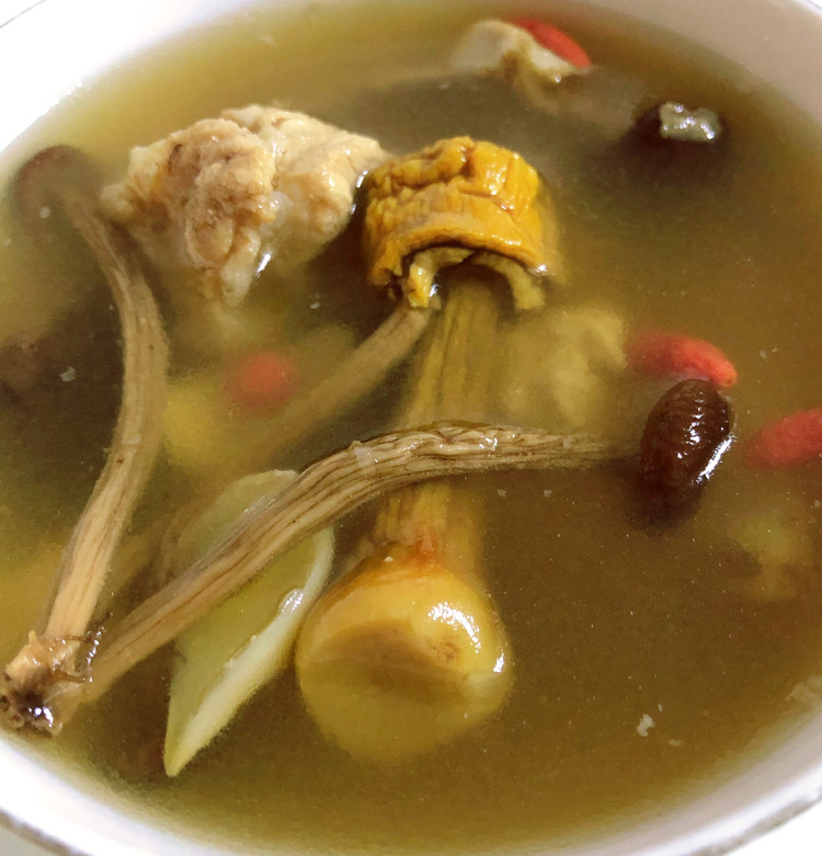 养身松茸茶树菇排骨汤的做法