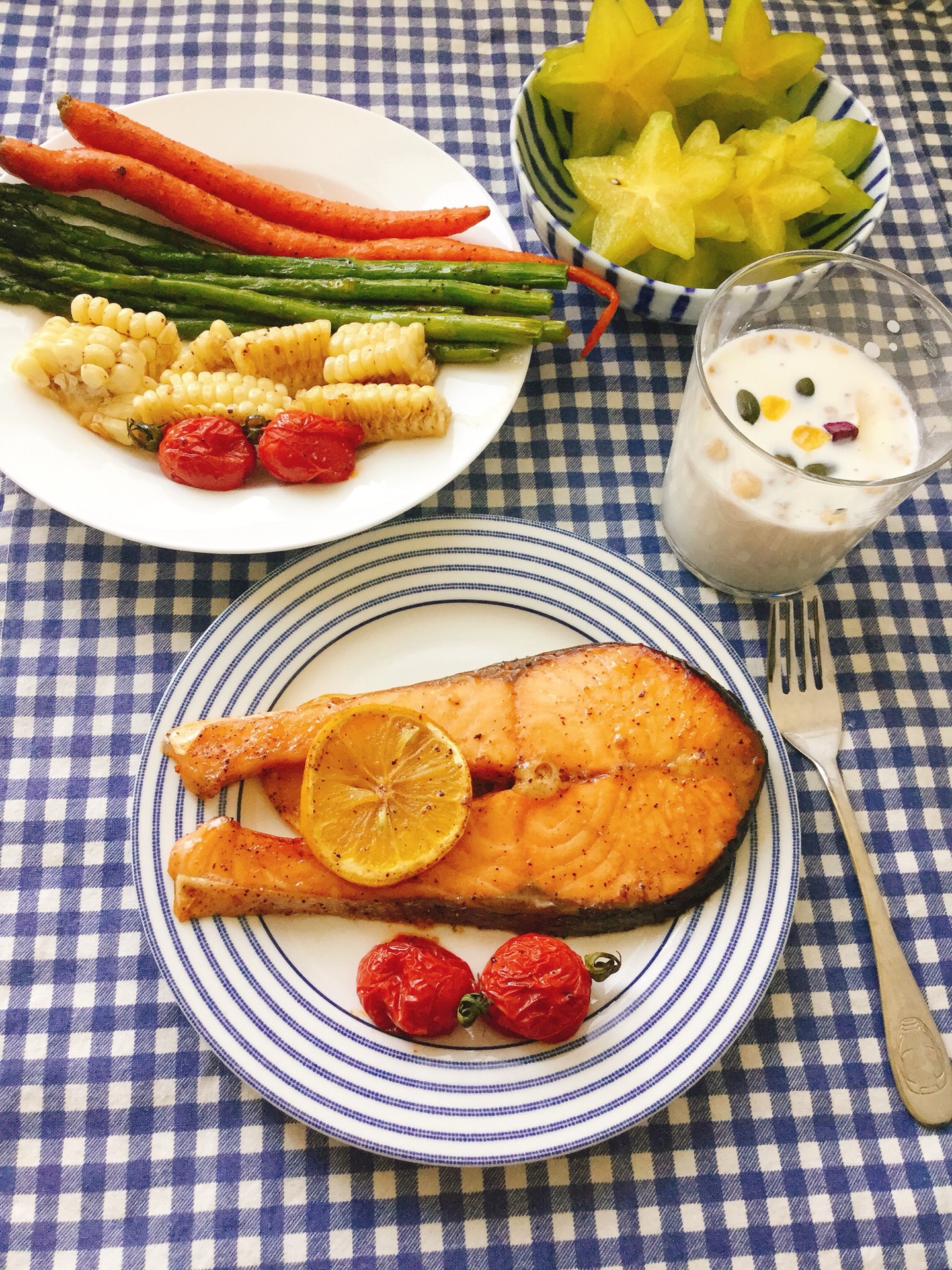 Grilled salmon with lemon