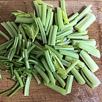 #厨房鲜香秘诀，太太乐松茸鲜，一餐一筷见鲜香#芹菜炒香干的做法图解1