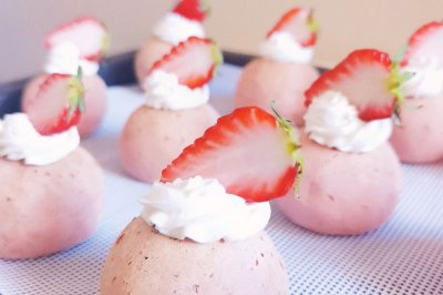 粉嫩可爱的草莓麻薯泡芙
