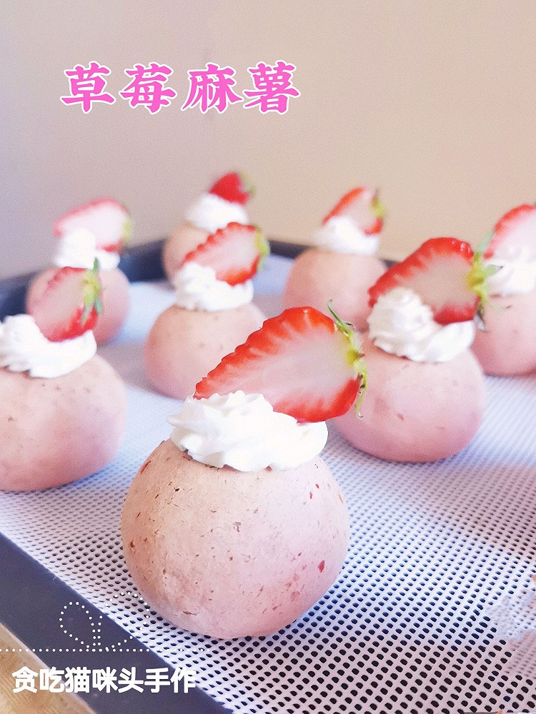         粉嫩可爱的草莓麻薯泡芙的做法