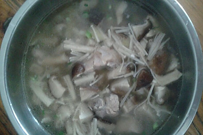 排骨香菇金针菇汤