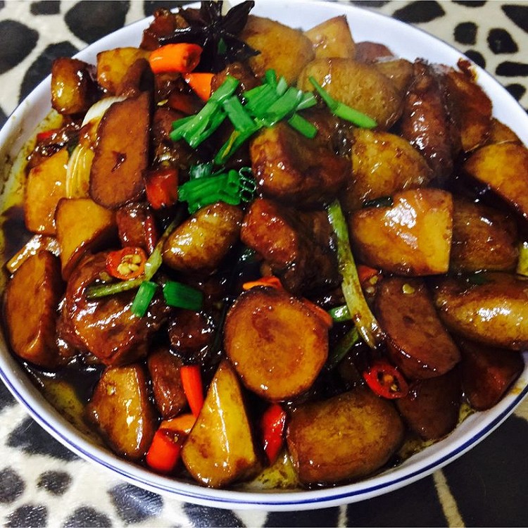 五花肉遇上鸡腿菇～的做法