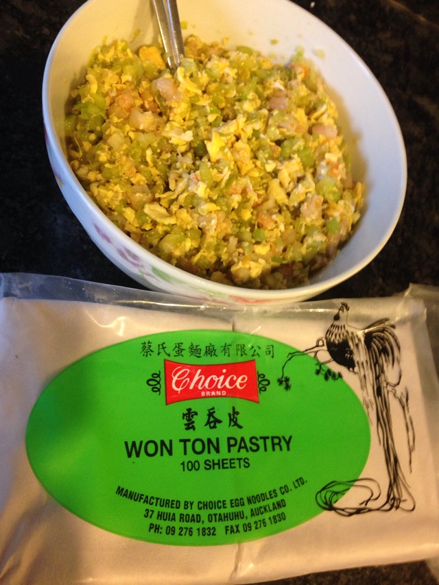 虾仁鸡蛋芹菜馄饨～的做法图解3