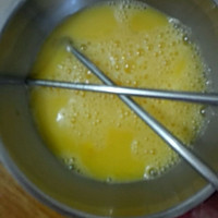 玉米火腿肠炒蛋的做法图解1