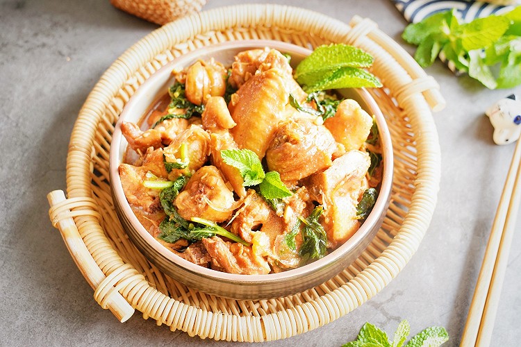 广东薄荷啫啫鸡煲的做法