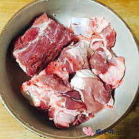 胡萝卜玉米骨头汤的做法图解1