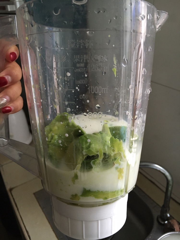 牛油果奶昔的做法图解3