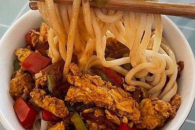 想要快而美味的一餐？试试【鸡蛋酱面】