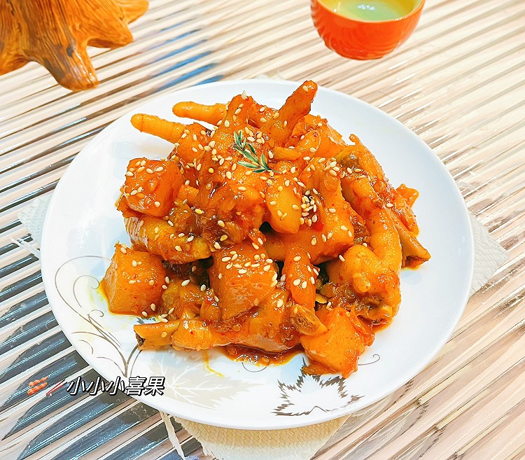 韩式泡菜鸡爪，酸辣中带点甜！要是来个饭团更配哦！的做法