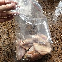 微波炉酥炸鸡翅的做法图解1