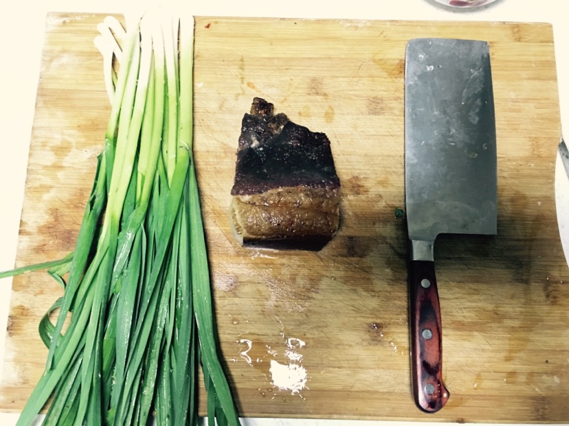 腊肉炒蒜苗的做法图解2