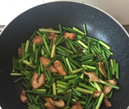 蒜苔炒肉的做法