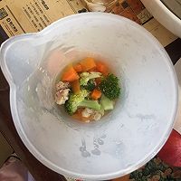 宝宝辅食之西兰花胡萝卜瘦肉的做法图解2