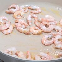 #时令蔬菜最养人#静静咀嚼轻轻回味，加拿大北极虾仁彩虹炒饭的做法图解6